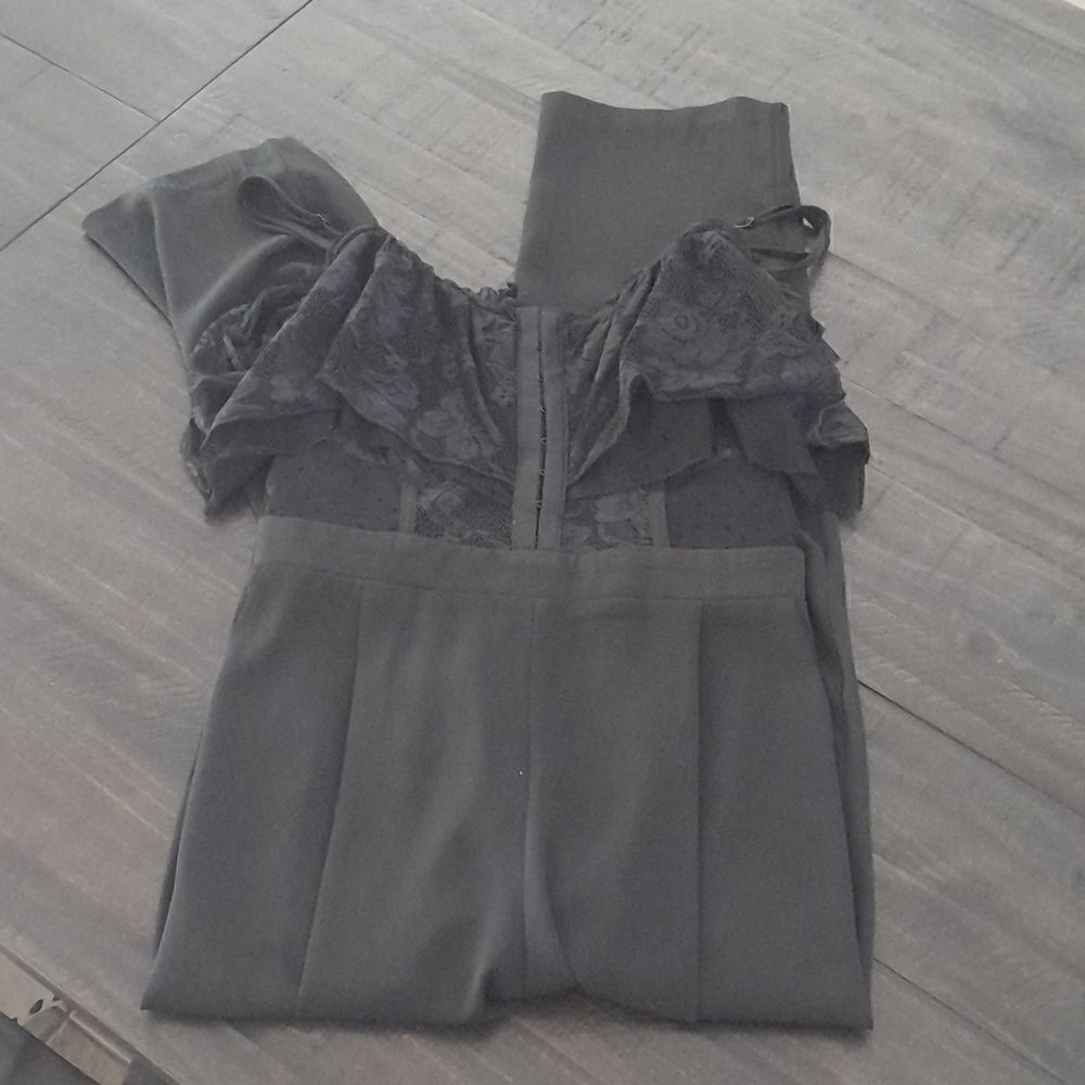 Fashion Nova size medium lace detailed top jumper with pockets zipper back great
